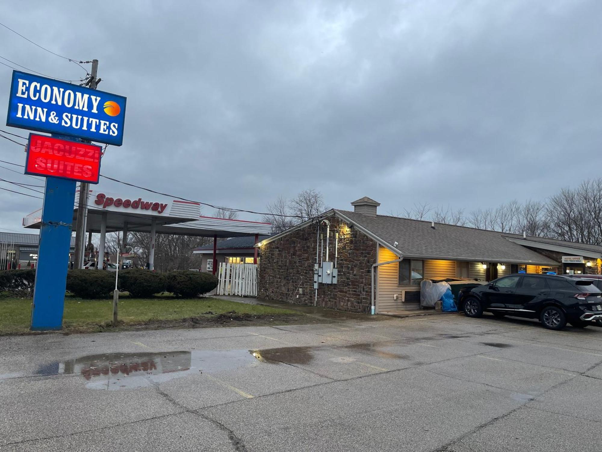 Economy Inn & Suites Ashtabula Exterior foto